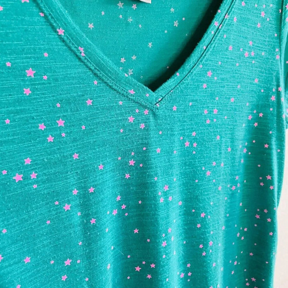 Aerie Size Medium T-Shirt - Green Star Print V-Neck Short Sleeve - Picture 2 of 6